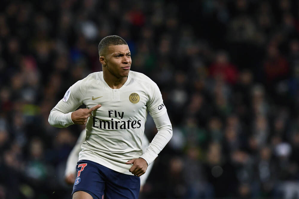 “美军航母逼近”, 伊朗挂起巨幅反美宣传画: 恶有恶报